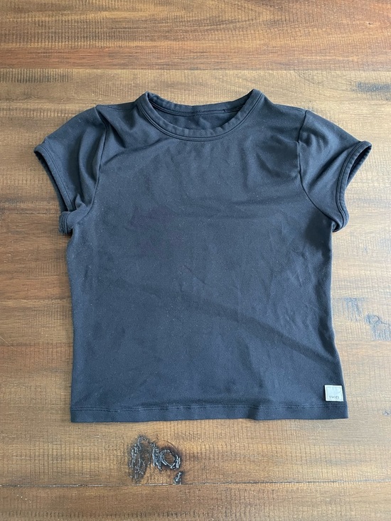 Vuori Tops - Vuori Black Short Sleeve Cropped Tee with Logo Tag